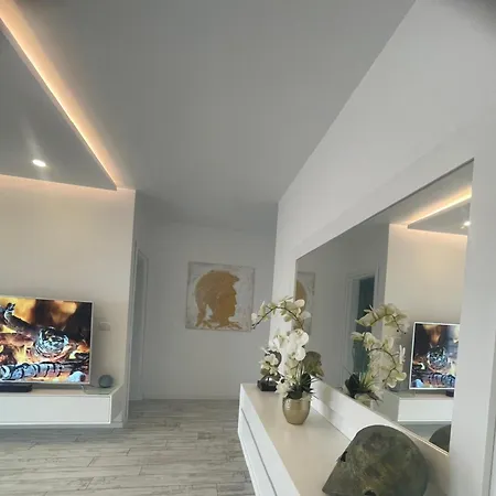 Currila Modern Luxury Stunning Views Apartmán *
