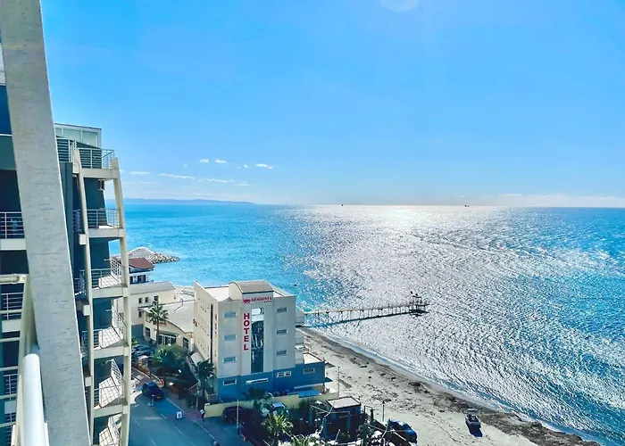 Currila Modern Luxury Stunning Views 아파트